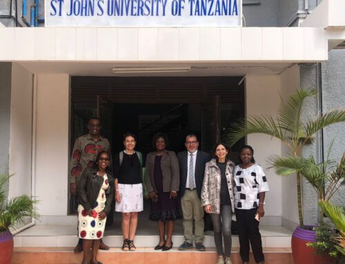 El profesor Valencia visita la St John’s University de Tanzania
