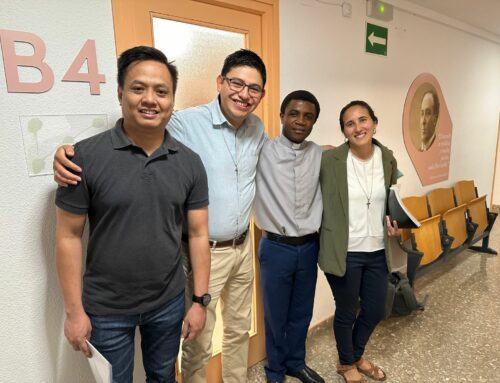 Quince aspirantes a licenciados en Teología superan el examen complexivo