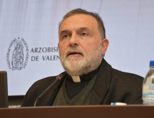 Luis Miguel Castillo presenta el libro que regaló el Papa a los participantes en el último Sínodo